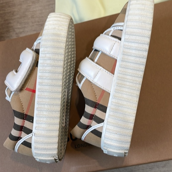 Burberry sneaker with single strap - Picture 10 of 10